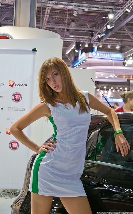 Симпатичные девушки международного автосалона в Москве (43 фото)