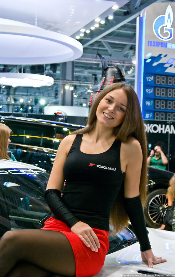 Симпатичные девушки международного автосалона в Москве (43 фото)