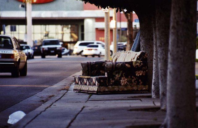 Ненужные диваны в Лос-Анджелесе