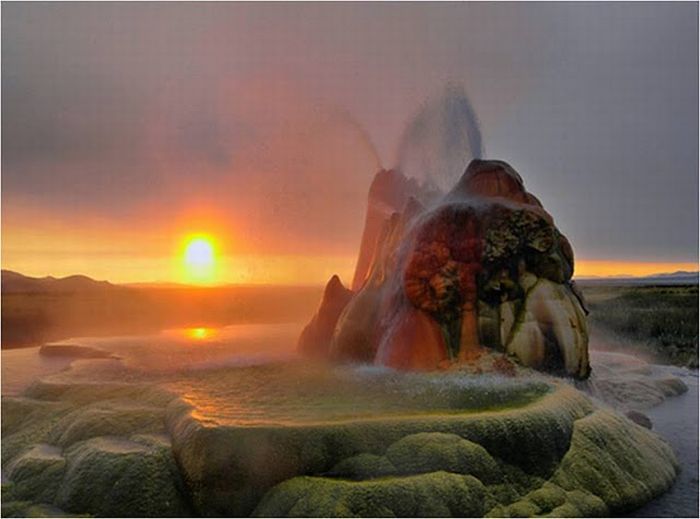 Потрясающий гейзер в Неваде (16 фото)