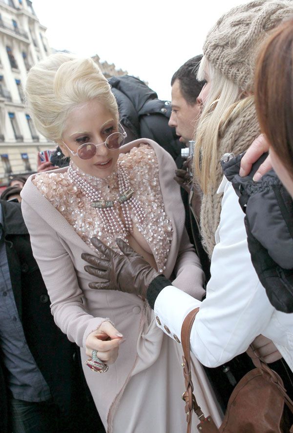 Фанатка схватила Леди Гага прямо за грудь