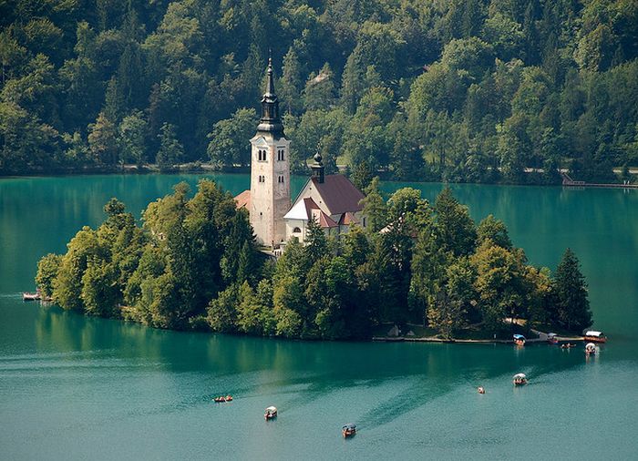 Сказочный остров на озере Блед в Словении (13 фото)