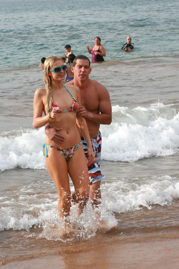 Paris Hilton на пляже с другом (7 фото)