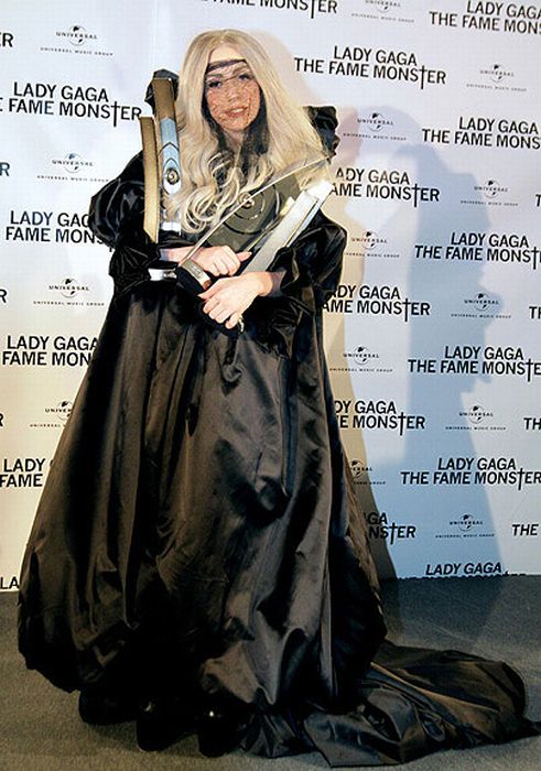 Известные костюмы Леди Гаги в 2010 году (50 фото)