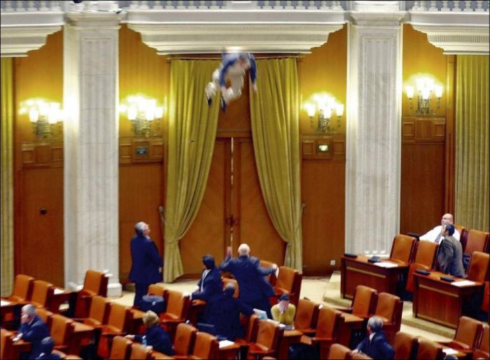 Журналист спрыгнул с балкона в румынском парламенте (фото и видео)
