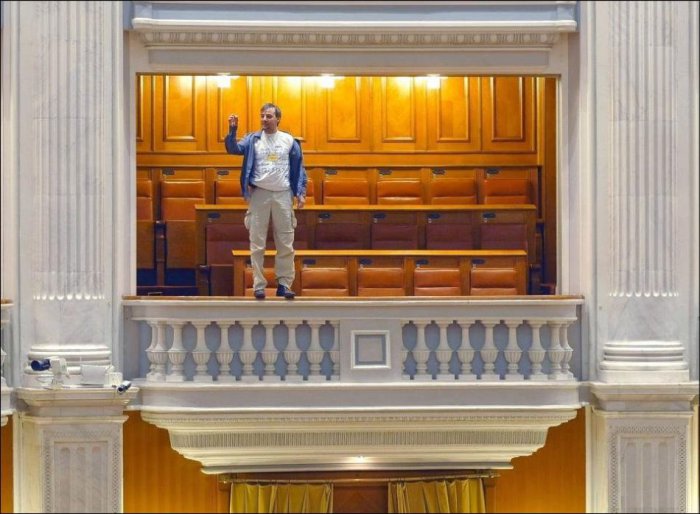 Журналист спрыгнул с балкона в румынском парламенте (фото и видео)