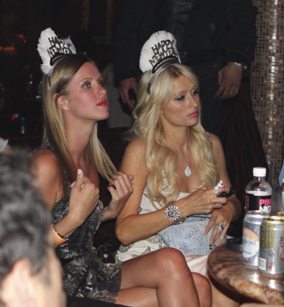 Пэрис и Ники Хилтон отпраздновали Новый год в ночном клубе в Сан Кабо