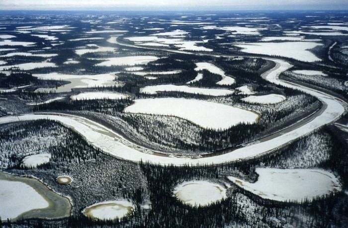 Зимняя дорога, соединяющая два города в Канаде