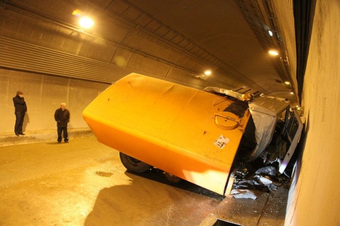 Авария с участием 12 машин в тоннеле на Красную Поляну (12 фото)