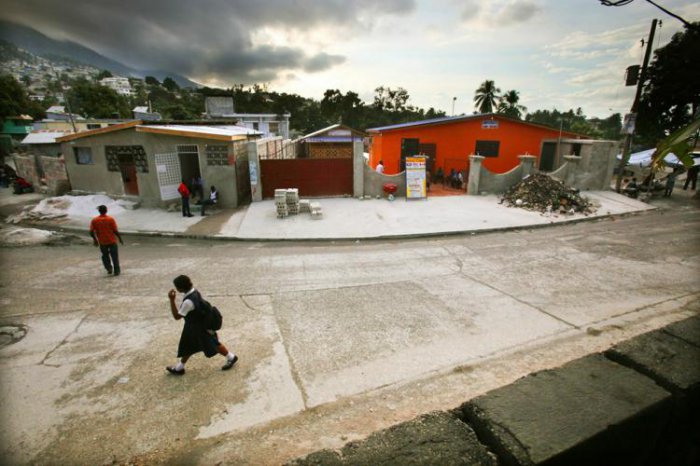 Гаити спустя год после землетрясения (40 фото)