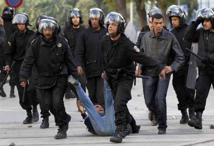 Массовые беспорядки в Тунисе (20 фото)