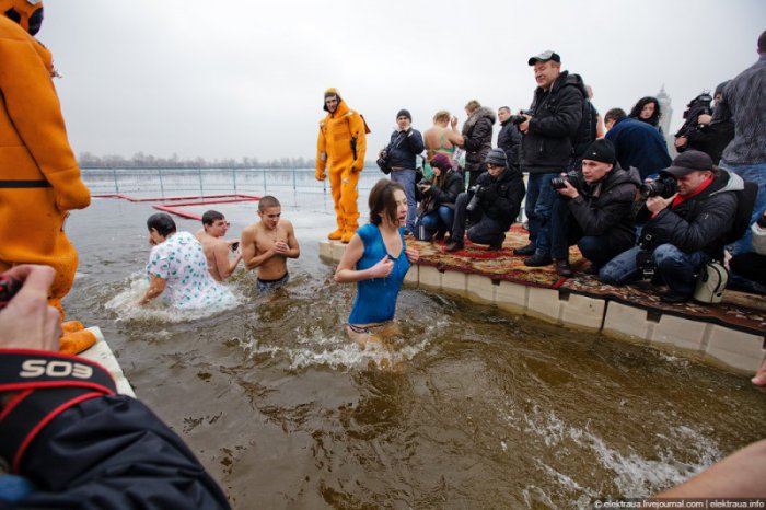 Как купались на Крещение в Киеве (24 фото)