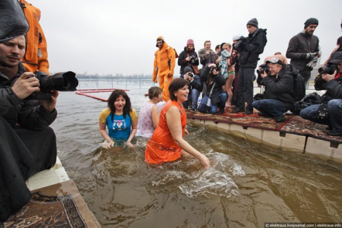 Как купались на Крещение в Киеве (24 фото)