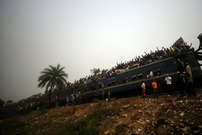 Поездка паломников на поезде в Бангладеше (12 фото)