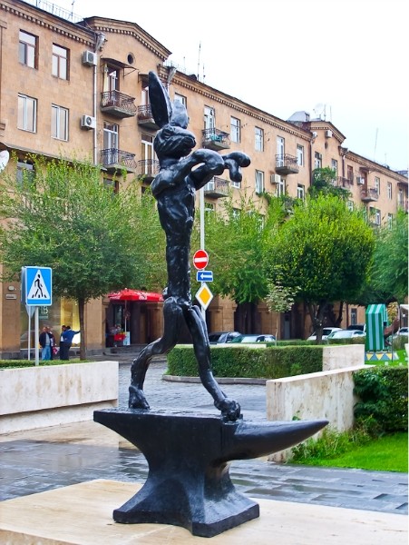 Необычные и оригинальные памятники Еревана