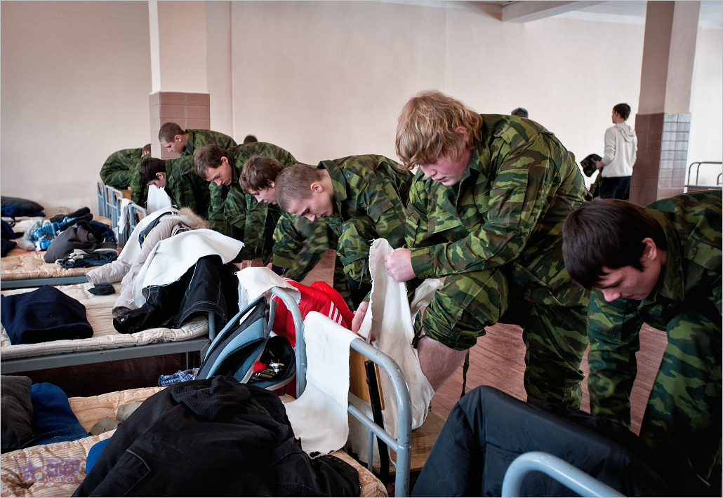 Жизнь солдата. Солдаты в казарме. Армия солдаты в казарме. Подъем в армии. Жизнь военнослужащих.