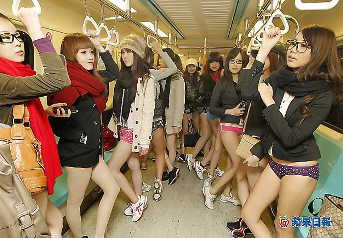 Флеш-моб "В метро без штанов" в Тайване
