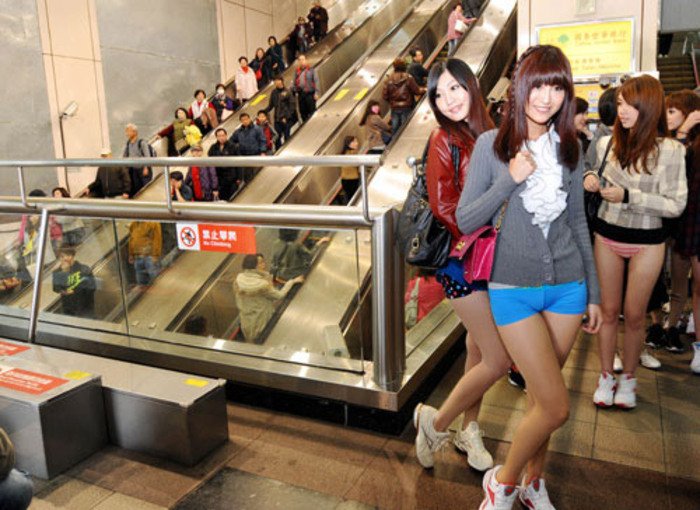 Флеш-моб "В метро без штанов" в Тайване