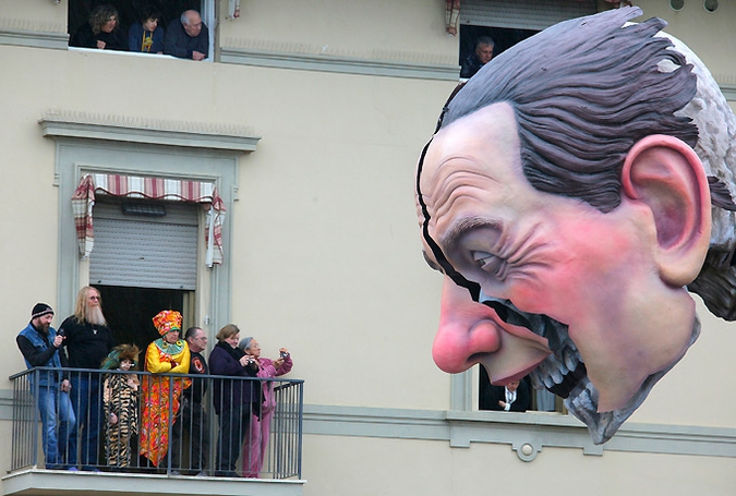"Обама" и "Берлускони" на карнавале в итальянском Виареджо