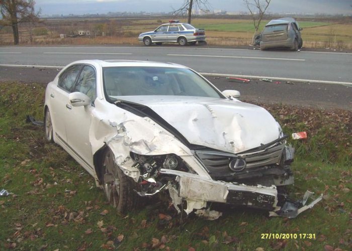 Разбитый об Ford и дерево LEXUS LS600HL Павла Дурова (9 фото)