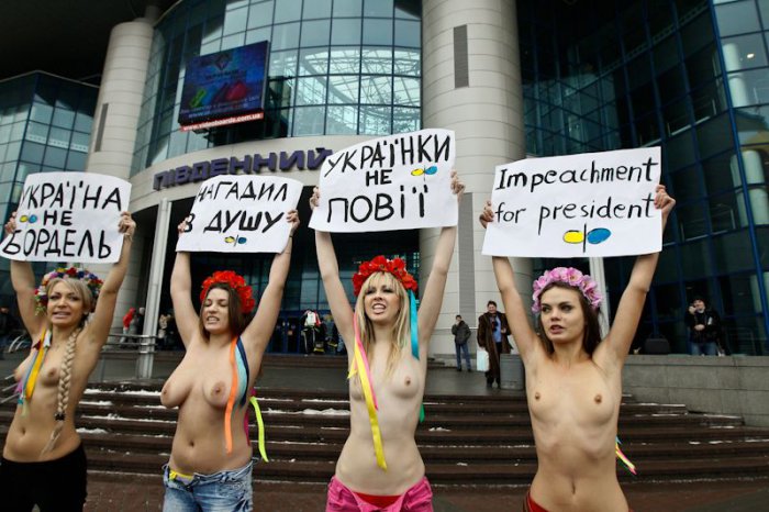 Акция женского движения FEMEN "Давосский понос"