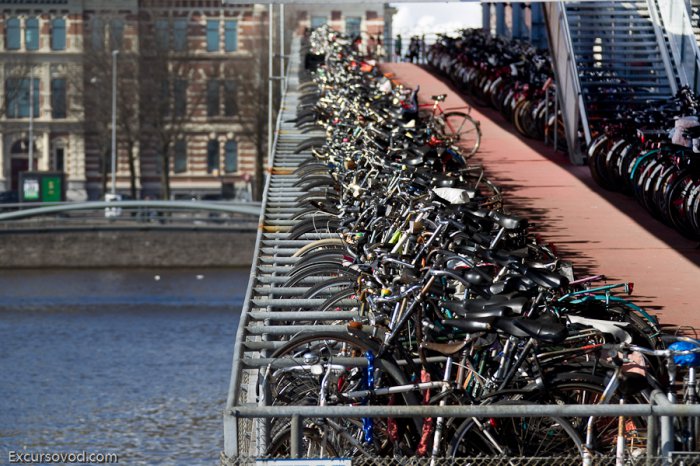 Велосипедные парковки в Амстердаме