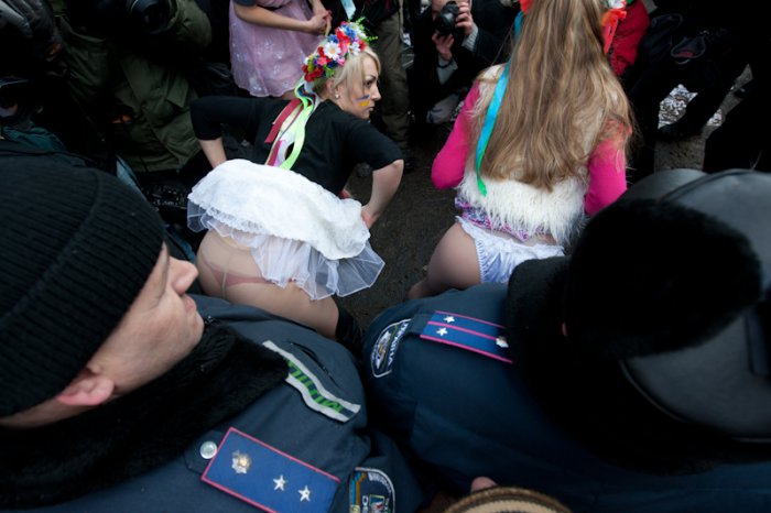 Акция Femen "Италия не бордель" (16 фото)