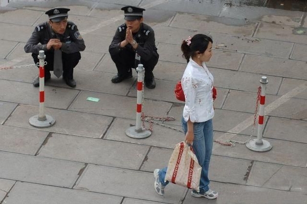 Китайские полицейские бдят за порядком (4 фото)