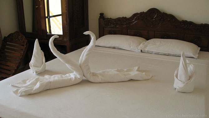 Как горничные заправляют кровати в Гоа