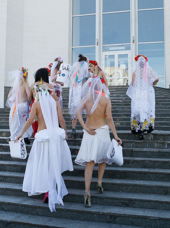 Движение FEMENв ЗАГСе (12 фото)