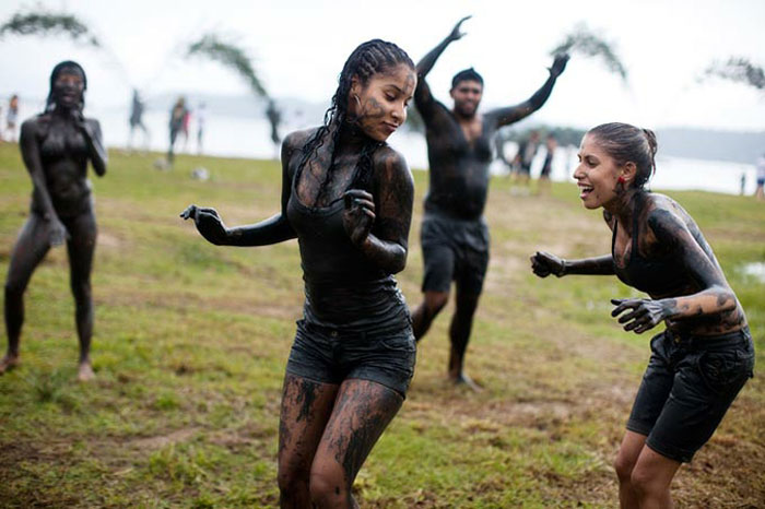 Ежегодный фестиваль грязи в Бразилии