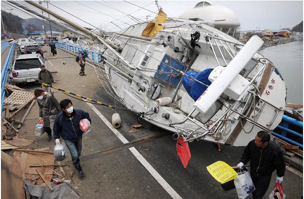 Корабли, выброшенные на сушу цунами в Японии