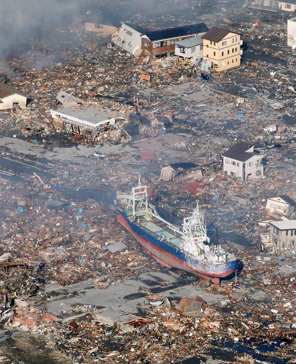 Корабли, выброшенные на сушу цунами в Японии