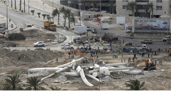 Сносят скульптуру-жемчужину в Бахрейне (5 фото)