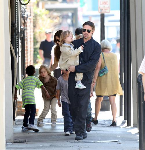 Брэд Питт и Анджелина Джоли с детьми в Новом Орлеане