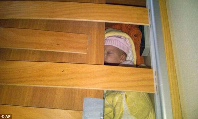 Контрабанда украинских малышей (6 фотографий)
