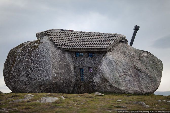 Дом между камнями