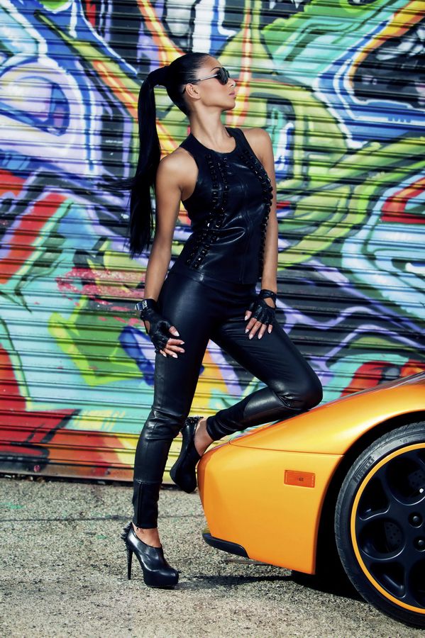 Николь Шерзингер (Nicole Scherzinger) фотосессия возле желтой машинки (6 фото)