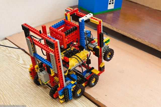 «Школа» Лего-роботов