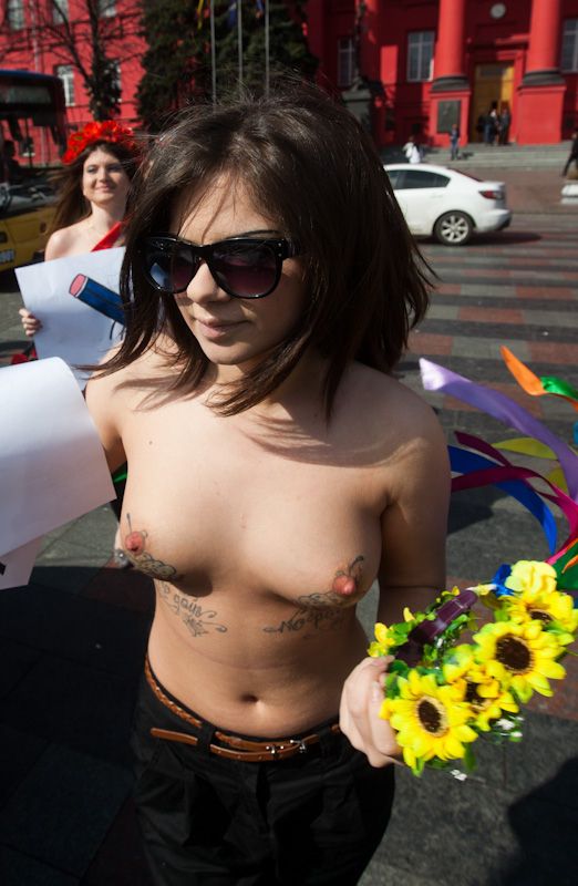 Женское движение FEMEN "По живому не режьте"