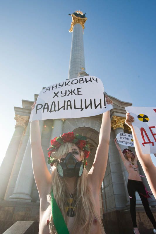 Акция FEMEN «Бардак в Саркофаг»