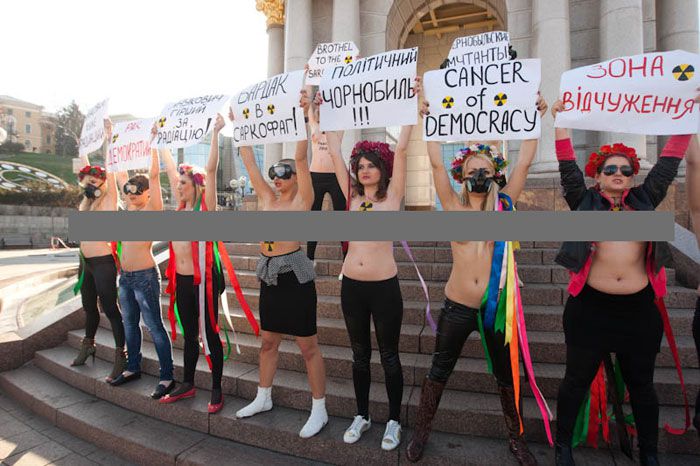 Акция FEMEN «Бардак в Саркофаг»