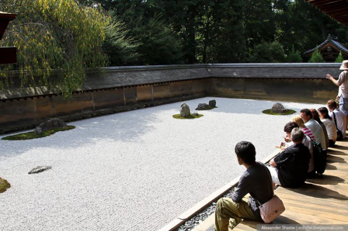 Японский сад камней храма Рёан-дзи (5 фото)