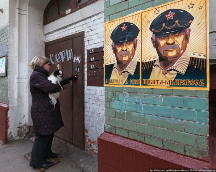 Центр Москвы обклеили потретами Каддафи и Михалкова
