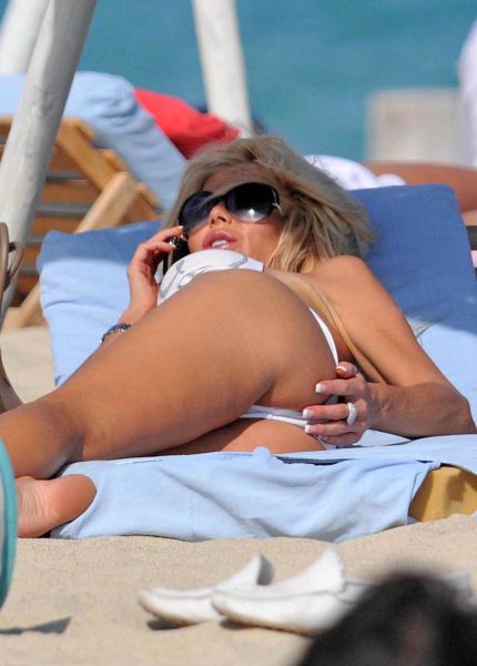 Джессика Альба в бикини на пляже (39 фото)