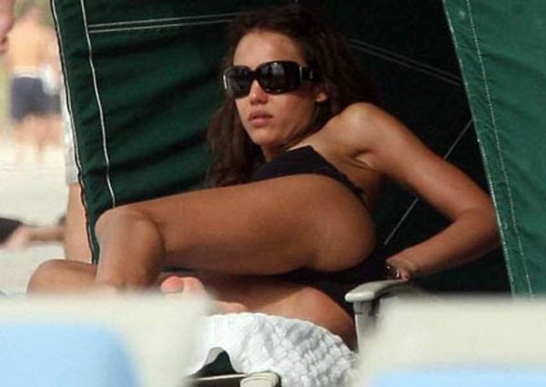 Джессика Альба в бикини на пляже (39 фото)