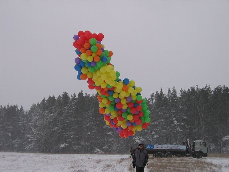 Поднялся в воздух. Виталий Куликов полет на воздушных шариках. Воздушные шары на морозе. Воздушный шар на морозе. Фура с воздушными шарами.