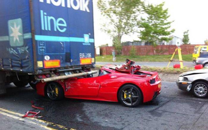 Ferrari не пролез под грузовиком