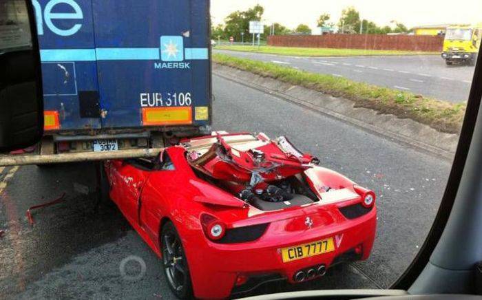 Ferrari не пролез под грузовиком