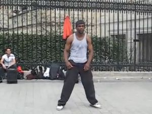 Уличный танцор в Париже